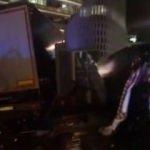 Berlin'de TIR noel pazarına daldı! 12 &ouml;l&uuml;