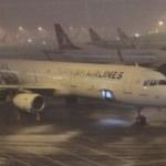 Kar Atat&uuml;rk Havalimanı'nın pistlerini doldurdu