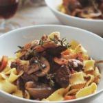 Makarna yatağında et tarifi