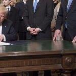 Trump imzaladı! ABD resmen &ccedil;ekildi