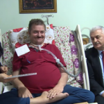 Başbakan &ccedil;ağrısını duydu, evinde ziyaret etti