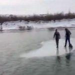 Erzincan'da nehirde tehlikeli yolculuk