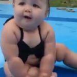 Sevimli bebeğin havuz keyfi