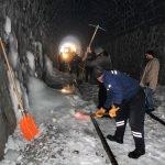 Demiryolu işçileri kış mesaisinde