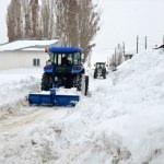 Karla mücadele ekiplerine destek için köy yollarını açıyorlar