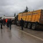 Adana'da tankere çarpan kamyonun sürücüsü öldü
