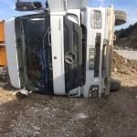 T&uuml;rkeli'de taş y&uuml;kl&uuml; kamyon devrildi: 1 yaralı