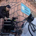 Köy çocuklarının bisikletli kütüphanecisi