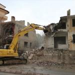 Sivas'ta metruk binalar yıkılıyor