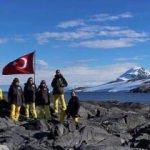 Antarktika'ya T&uuml;rk bayrağını diktiler