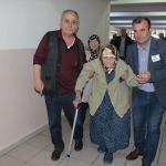 Oy kullanmaya ambulansla gittiler