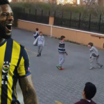 Fenerbahçeli Lens çocuklarla mahalle maçına çıktı!