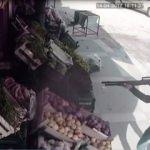 Tüfekli saldırıya domatesle karşılık verdi