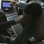 Otob&uuml;s şof&ouml;r&uuml;ne tekme tokat saldırı kamerada