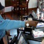 Kafasına silah dayalıyken bile...