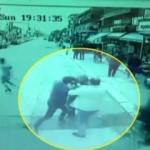 Yol &uuml;creti i&ccedil;in otob&uuml;s şof&ouml;r&uuml;n&uuml; bı&ccedil;akladılar