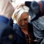 Le Pen'e büyük şok! Yumurta attılar