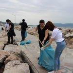 Bandırma'da doğaseverler sahil temizliği yaptı