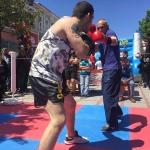 Caddeye kurulan ringde boks maçı yaptılar