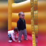 Oyun havuzunda karizmasından &ouml;d&uuml;n vermeyen ufaklık