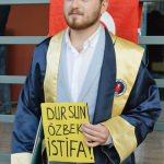 Mezuniyet törenine "Dursun Özbek istifa" yazılı keple katıldı
