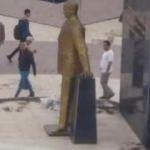 Atatürk anıtına tinerli baltalı saldırı!