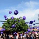 Mor balonlar, tiroid farkındalığı için gökyüzünde