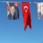  Kato dağında bayrak ve Erdoğan posterleri