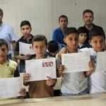 Suriyeli çocukların karne sevinci
