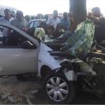 İzmir'de otomobil ağaca çarptı: 1 ölü, 1 yaralı