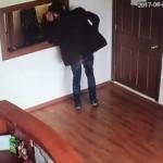 Soğukkanlı cep telefonu hırsızı kameraya yakalandı