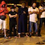 Terör saldırısına namaz kılarak tepki gösterdiler!