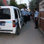 Adana'da polis aracına taşlı saldırı