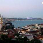 İstanbul'da dolunay ve havai fişekli görsel şölen