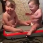 Masaj koltuğuna oturan ikizlerin hali güldürdü