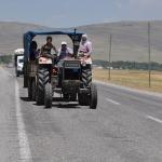 Muş'ta kadınlar traktör ve kamyonetle yaylaya gidiyor