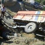 Ulaş'ta traktör devrildi: 1 yaralı