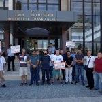 İzmir'de işten çıkarılan belediye çalışanları oturma eylemi başlattı