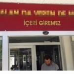 Belediye binasındaki yazıyı g&ouml;ren bir daha bakıyor