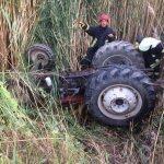 Denizli'de kanala devrilen traktörün sürücüsü öldü
