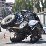 Kars'ta traktör ile yolcu minibüsü çarpıştı: 4 yaralı