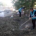 K&ouml;y mezarlıklarını temizleyerek cezalarını &ccedil;ekiyorlar