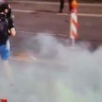 Polis, göstericiyi biber gazıyla öyle bir vurdu ki