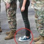 Ayakkabılarıyla yine &uuml;lke g&uuml;ndeminde! Bu sefer...