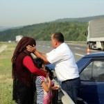 Kaza yapan sürücü eşini ve çocuklarını teselli etti