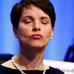 Almanya'da se&ccedil;im sonrası ilk &ccedil;atlak!