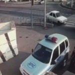 Polislere &ouml;nce &ccedil;arptı, sonra bı&ccedil;akla saldırdı