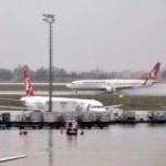 İstanbul'da yoğun yağış! Uçaklar havada tur atıyor