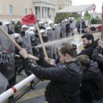 Yunanistan'da öğrenciler meclisi bastı!