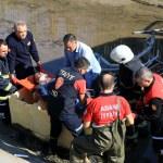 Adana'da kanala devrilen kamyonun sürücüsü kurtarıldı